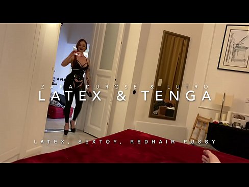 ❤️ Dada wa kambo mwenye kichwa chekundu akiwa amevalia vazi la latex alilobanwa na kaka wa kambo